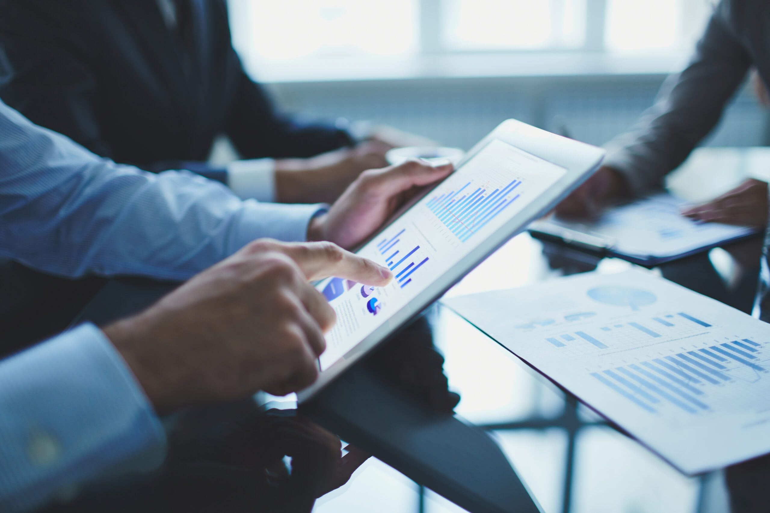 Réunion d'affaires analysant des documents stratégiques